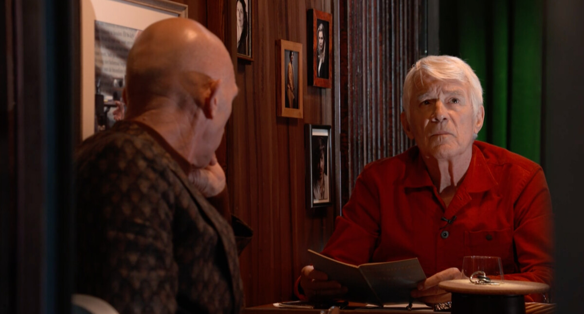 Kees van Kooten in het schrijfhok Brommer op zee VPRO